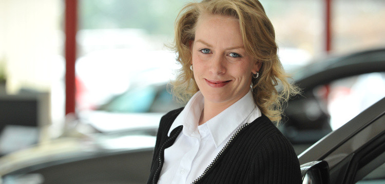 Katharina Lüth, Serviceassistentin